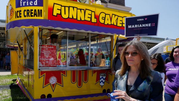 Democratic 2020 U.S. presidential candidate and author Marianne Williamson walks through the Iowa State Fair in Des Moines, Iowa, U.S., August 9, 2019. REUTERS/Brian Snyder - Sputnik International