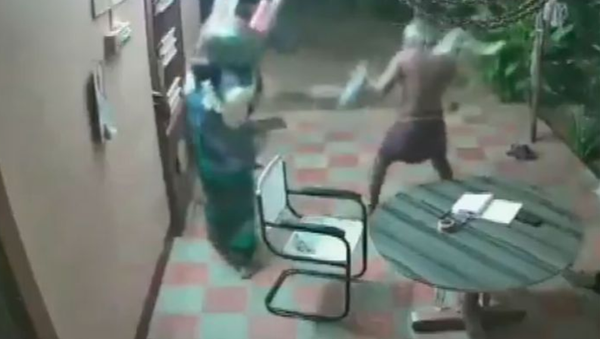  Elderly Indian Couple Fights Off Armed Intruders With Slippers, Chairs - Sputnik International