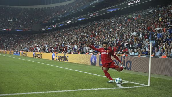 Liverpool's Mohamed Salah takes a corner during the UEFA Super Cup soccer match between Liverpool and Chelsea - Sputnik International