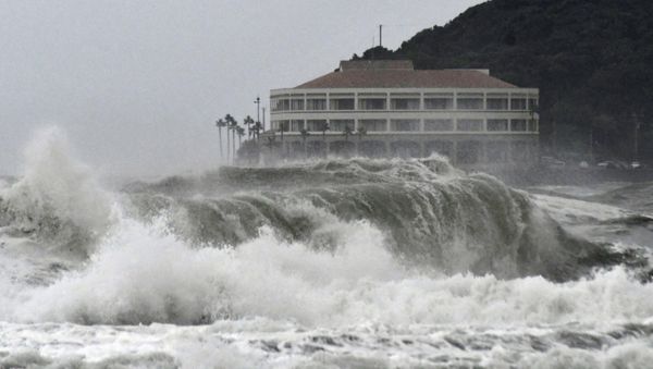 High waves pound a beach in Miyazaki, southwestern Japan as typhoon Krosa approaches the country in this photo taken by Kyodo August 13, 2019. - Sputnik International