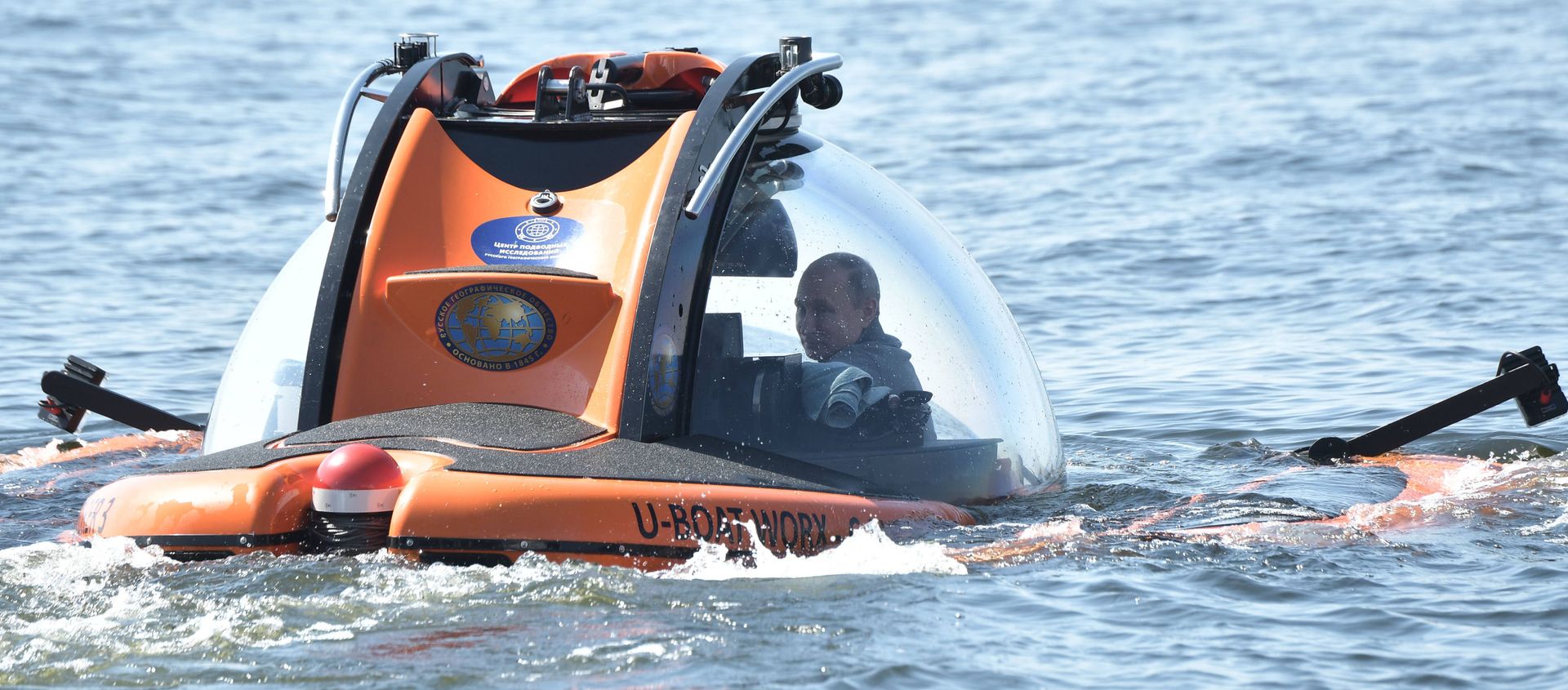 Russian President Vladimir Putin submerges on board C-Explorer 3.11 bathyscaphe near the isle of Gogland in the Gulf of Finland visiting Shch-308 Semga submarine which sink in 1942, in Leningrad region, Russia. Russian President Vladimir Putin submerges on board C-Explorer 3.11 bathyscaphe near the isle of Gogland in the Gulf of Finland visiting Shch-308 Semga submarine which sink in 1942, in Leningrad region, Russia. - Sputnik International, 1920, 15.08.2019