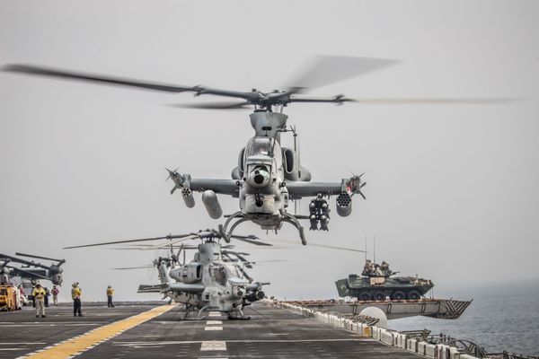 US Marines Strap Armored Vehicle to Assault Ship’s Flight Deck in Hormuz Strait (Photo) US Marines Strap Armored Vehicle to Assault Ship’s Flight Deck in Hormuz Strait (Photo) - Sputnik International