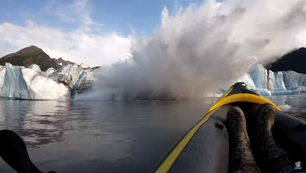 Alaska’s Calving Spencer Glacier Sends Kayakers Into Rough Waters - Sputnik International