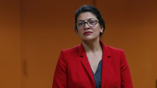 U.S. Rep. Rashida Tlaib, D-Mich., listens to a constituent in Wixom, Mich., Thursday, Aug. 15, 2019. - Sputnik International