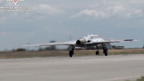 Russia's advanced Okhotnik (Hunter) combat drone flew in tandem with a fighter jet for the first time. - Sputnik International