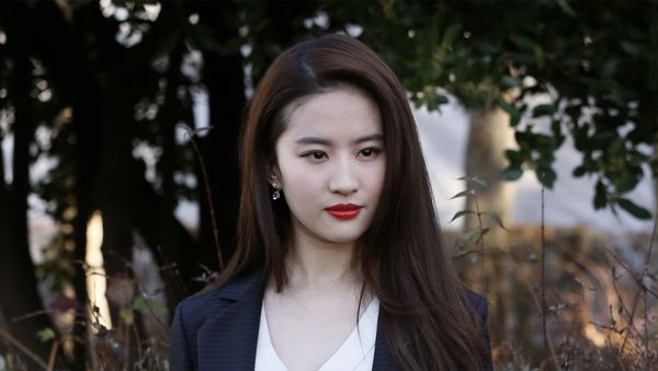 Chinese actress Yifei Liu poses during the photocall before the Christian Dior show during the 2016 spring/summer Haute Couture collection fashion presentation on January 25, 2016 in Paris. - Sputnik International