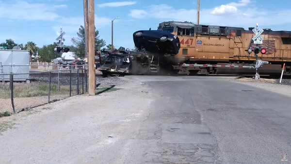 Toyota Prius Goes Flying After Getting Rammed by Cargo Train - Sputnik International