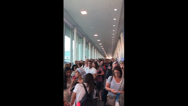 Unidentified computer issue impacts US Customs checkpoints at airports across the US, causing massive delays - Sputnik International