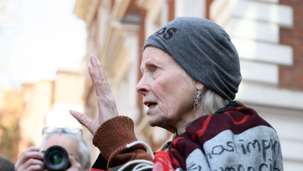 Fashion designer Vivienne Westwood speaks to journalists outside the Westminster Magistrates' Court in London - Sputnik International