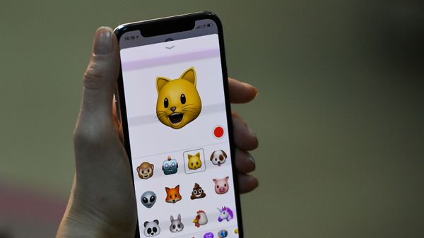 Эмодзи на экране нового смартфона iPhone X - Sputnik International