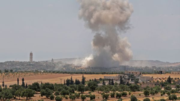 Smoke billows above buildings near the town of Hish in Syria's Idlib province - Sputnik International