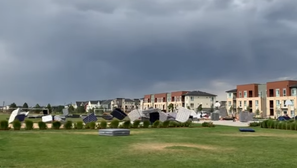 Incoming Storm Sends Mattresses Tumbling into Nearby Pool - Sputnik International