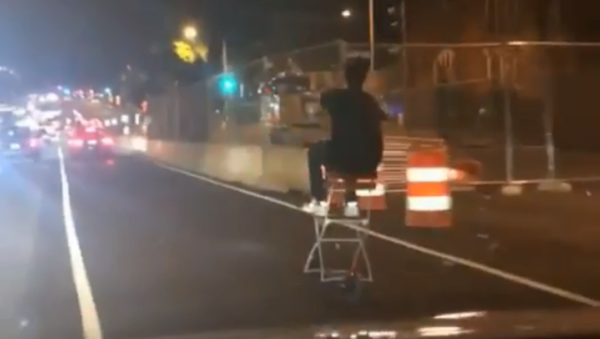 Electric Scooter Enthusiast Takes New Craze to the Next Level - Sputnik International
