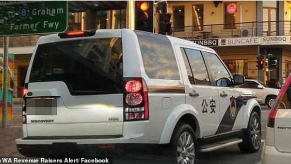 Land Rover detailed with Chinese-language markings to resemble a Chinese police cruiser, spotted in Perth - Sputnik International