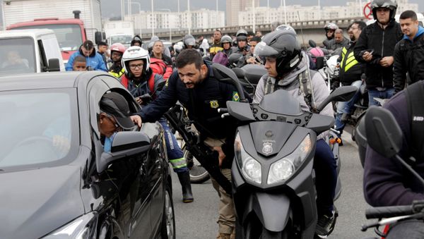 Police Officer Blocks the Rio-Niteroi Bridge - Sputnik International