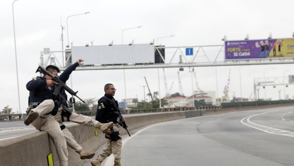 Brazilian Police at Rio-Niterói Bridge - Sputnik International