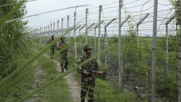 Soldiers from India's Border Security Force (BSF) patrol the India-Pakistan border fence at Garkhal in Akhnoor, about 35km (22 miles) west of Jammu, India, on Tuesday, 13 August 2019. - Sputnik International