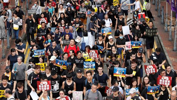 Anti-extradition bill protesters march to demand democracy and political reforms, in Hong Kong, China August 18, 2019. REUTERS/Tyrone Siu - Sputnik International