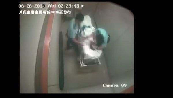 Two Hong Kong police officers seen abusing 62-year-old Mr. Chung in CCTV footage released by Hong Kong Democratic Party politician Lam Cheuk Ting - Sputnik International