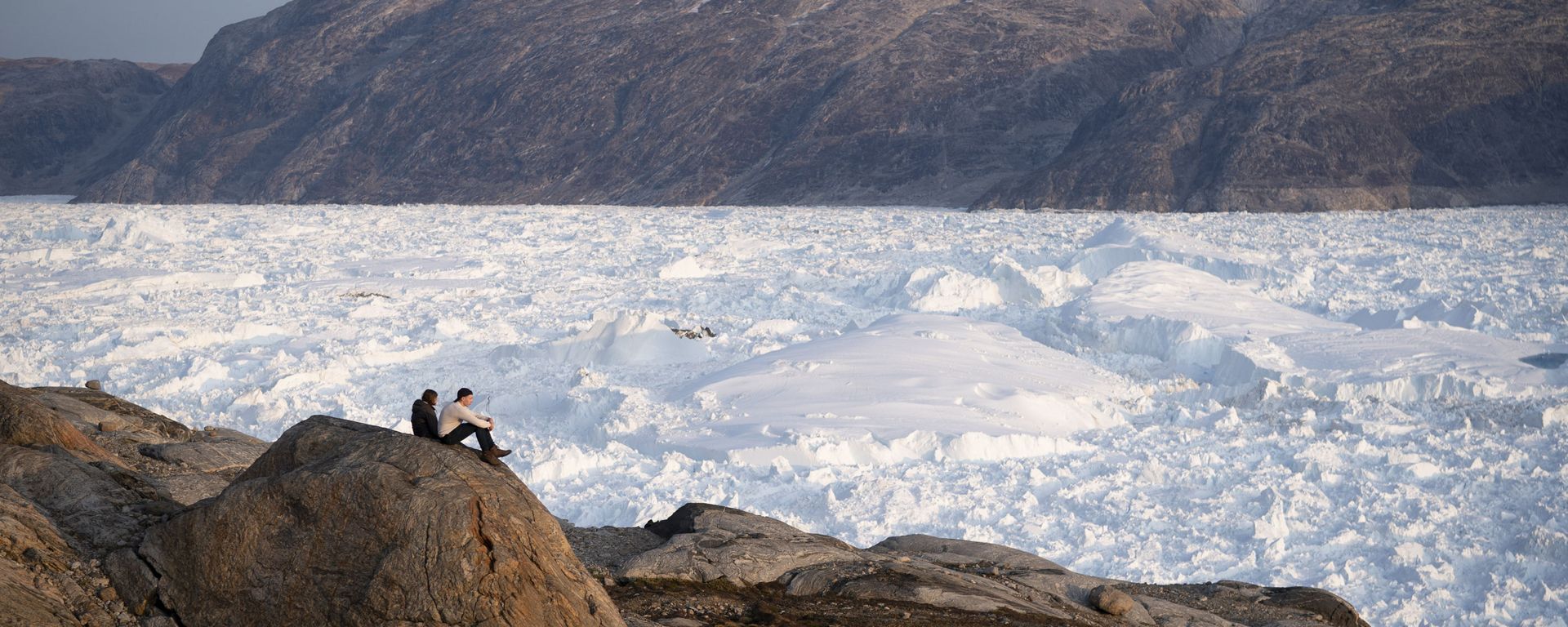 In this Aug. 16, 2019, photo, New York University student researchers sit on a rock overlooking the Helheim glacier in Greenland. In this Aug. 16, 2019, photo, New York University student researchers sit on a rock overlooking the Helheim glacier in Greenland. - Sputnik International, 1920, 30.11.2019