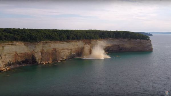 Kayakers avoid a cliff collapse - Sputnik International