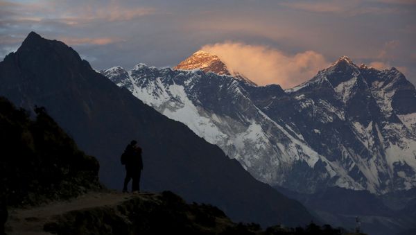 Light illuminates Mount Everest (C) during sunset in Solukhumbu district, also known as the Everest region, in this picture taken November 30, 2015 - Sputnik International