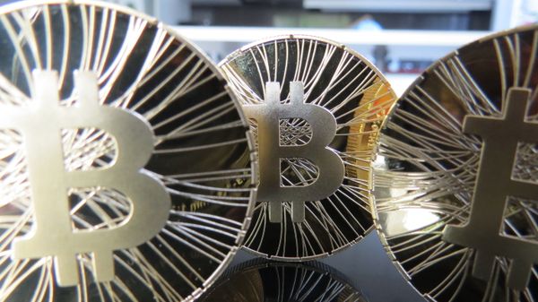 An artist's concept of gold Bitcoin coins - Sputnik International