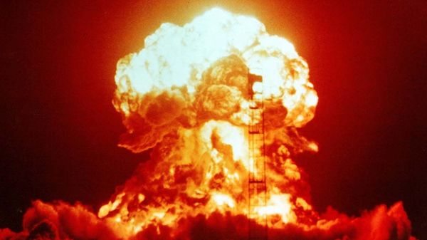 The detonation of a 23-kiloton nuclear bomb XX-34 BADGER as part of the Operation Upshot-Knothole nuclear testing programme at the Nevada Test Site in April 1953. - Sputnik International