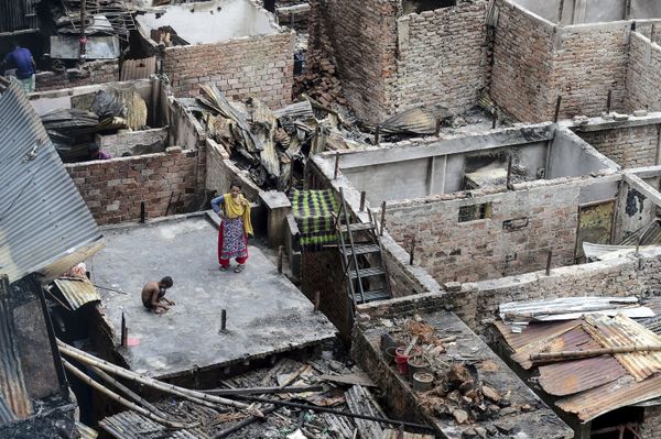 A child plays on a roof of a burnt house in a slum in Dhaka on August 18, 2019 - Sputnik International