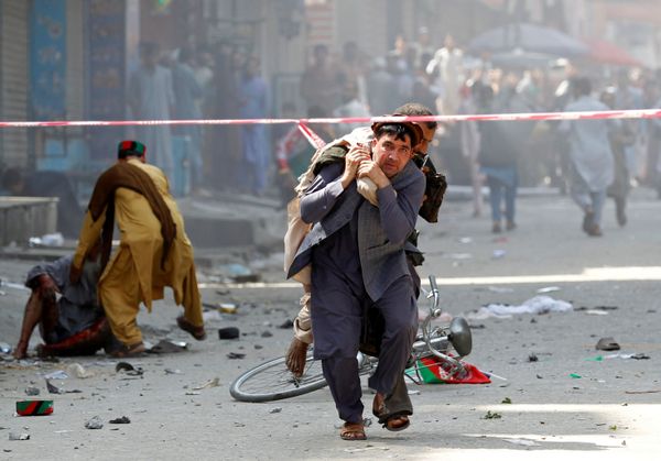 A man caries a wounded person to the hospital after a blast in Jalalabad, Afghanistan August 19, 2019.  - Sputnik International