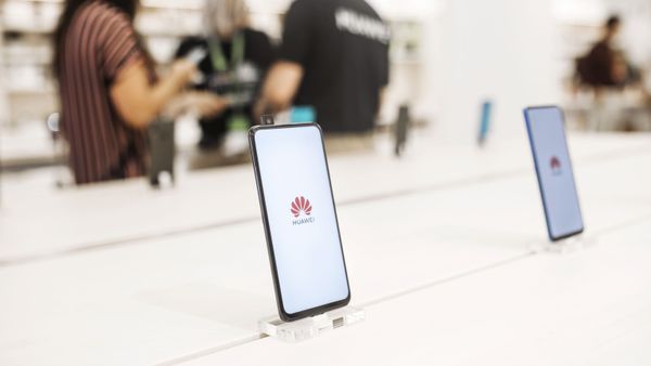 Huawei smartphones at a store in Madrid, Spain. - Sputnik International