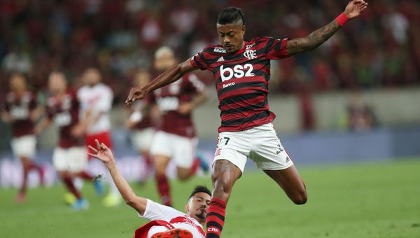 lamengo's Bruno Henrique in action with Internacional's Rodrigo Lindoso  - Sputnik International