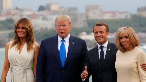 French President Emmanuel Macron and his wife Brigitte Macron welcome US President Donald Trump and First Lady Melania Trump - Sputnik International