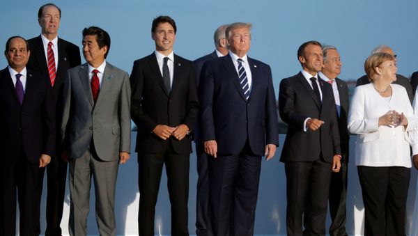 French President Emmanuel Macron, U.S. President Donald Trump, Japan's Prime Minister Shinzo Abe, German Chancellor Angela Merkel, Canada's Prime Minister Justin Trudeau pose for a family photo with invited guests during the G7 summit in Biarritz, France, August 25, 2019. - Sputnik International