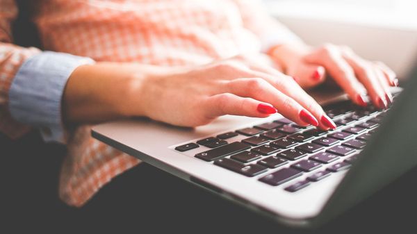 Woman with a Macbook laptop - Sputnik International