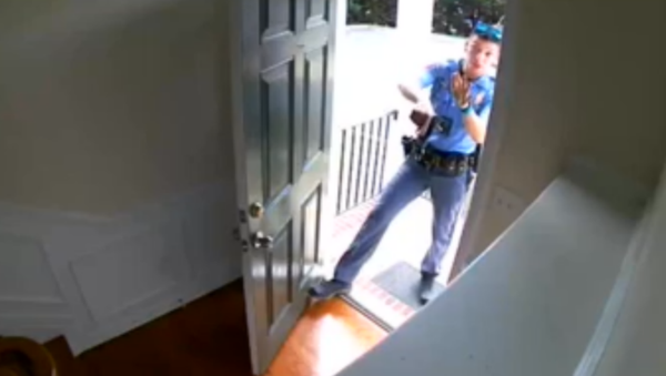  US Man Handcuffed in Own Home Over False Burglar Alarm  - Sputnik International