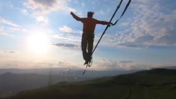 A professional slackliner Friedrich Kühne from Germany has filmed stunning mid-air 1050 feet (320 meters) walk between two power transmission towers in Armenia during 70 mph winds - Sputnik International