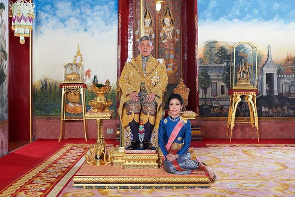 Parachuting and Firing a Gun: Rare Photos of Thai King's Consort - Sputnik International