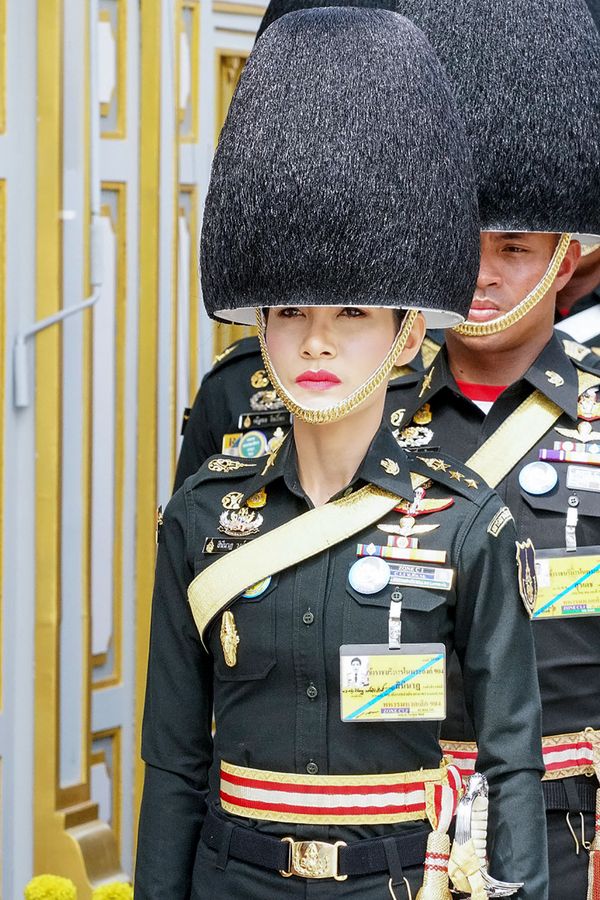Parachuting and Firing a Gun: Rare Photos of Thai King's Consort - Sputnik International