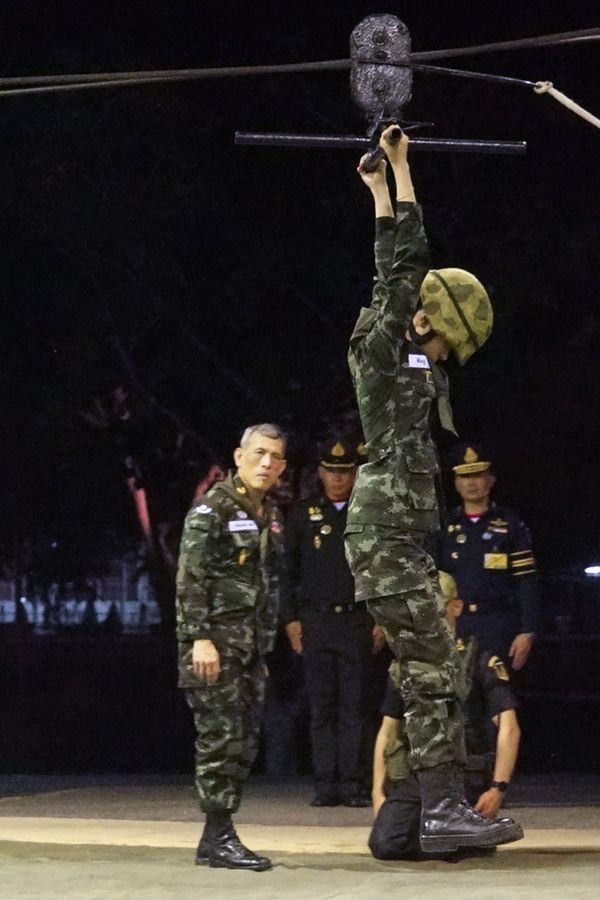 Parachuting and Firing a Gun: Rare Photos of Thai King's Consort - Sputnik International