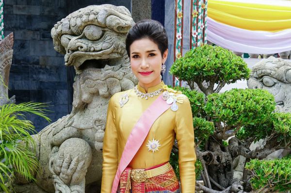 Parachuting and Firing a Gun: Rare Photos of Thai King's Consort - Sputnik International