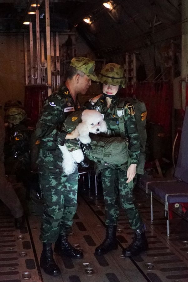 Parachuting and Firing a Gun: Rare Photos of Thai King's Consort - Sputnik International