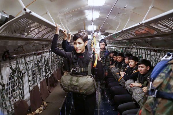 Parachuting and Firing a Gun: Rare Photos of Thai King's Consort - Sputnik International