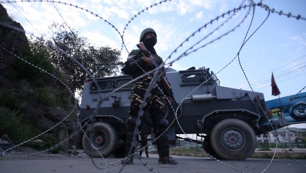 An Indian security personnel stands guard on a deserted road during restrictions after scrapping of the special constitutional status for Kashmir by the Indian government, in Srinagar, August 23, 2019 - Sputnik International
