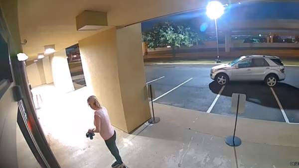 US woman caught on surveillance footage using a battery-powered grind saw to break into Botox clinic to steal anti-aging products. - Sputnik International