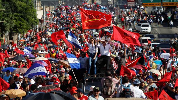 Former president Manuel Zelaya and his daughter Xiomara take part in a march against Honduras' President Juan Orlando Hernandez in Tegucigalpa, Honduras August 9, 2019. - Sputnik International