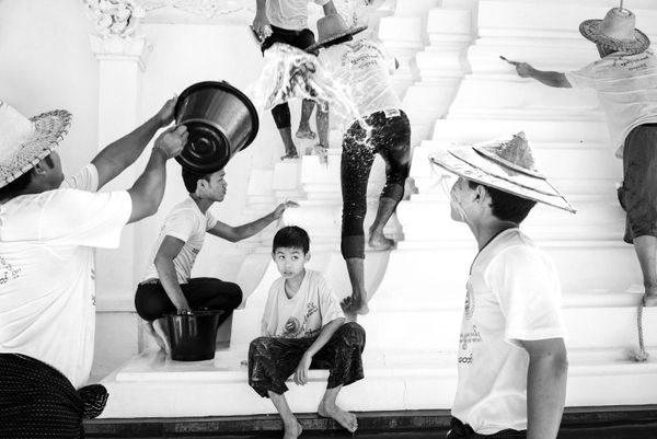 A man splashes water onto a boy (Thai photographer Graeme Heckels, 3rd place in the Single Photo category) - Sputnik International