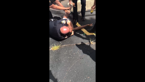 Illinois' DeKalb Police Department launch investigation into violent arrest of Elonte McDowell, who was placed in a chokehold and then struck by stun gun prongs. - Sputnik International
