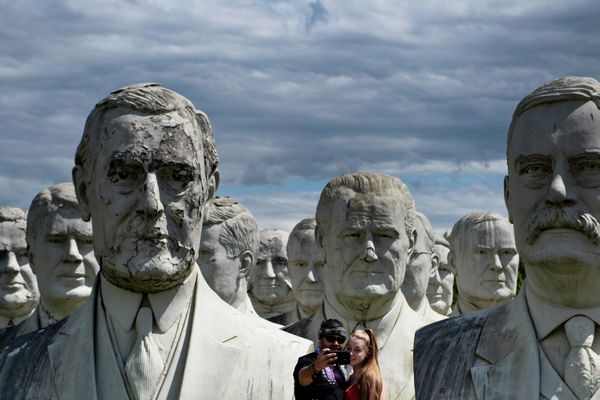 A couple poses for a selfie with giant salvaged busts of former US Presidents August 25, 2019, in Williamsburg, Virginia. - Sputnik International