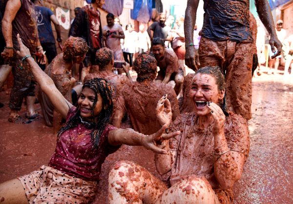 People take part in the annual La Tomatina festival in the town of Buñol, Spanish province of Valencia - Sputnik International